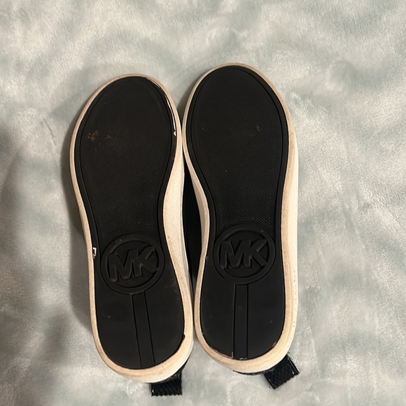 Michael kors brought used was to small - Picture 4 of 5